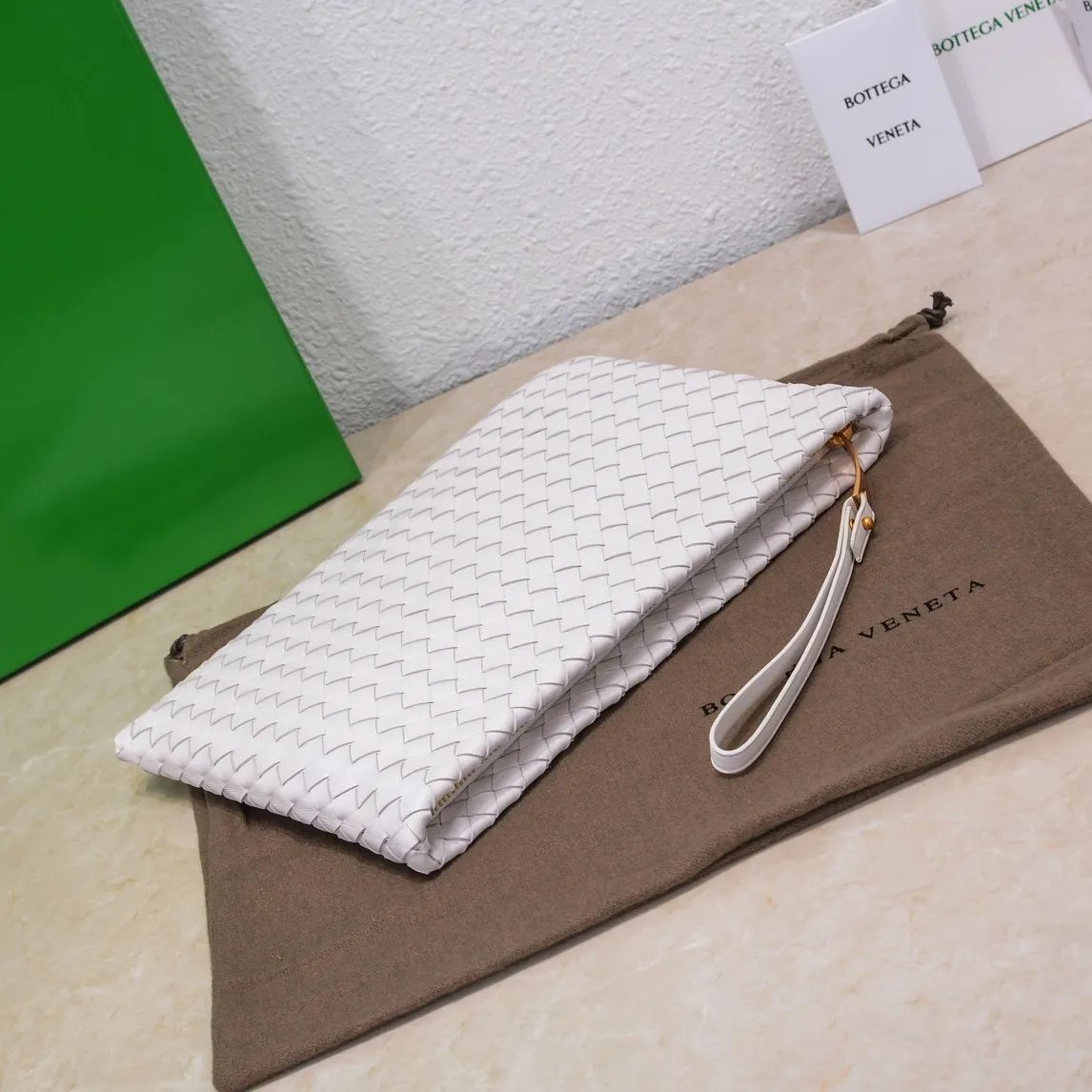 Bv 2022 new woven sheepskin handbag with woven fabric lining. This handbag continues the previous iconic weaving process. The leather is fine and genuine and feels very soft, and the overall shape is excellent. There are multiple card slots inside to store artifacts in an orderly manner. It looks casual, but it is the finishing touch to your whole body. Best choice for gifts or personal use. Size: 30cm, model: 80-2#